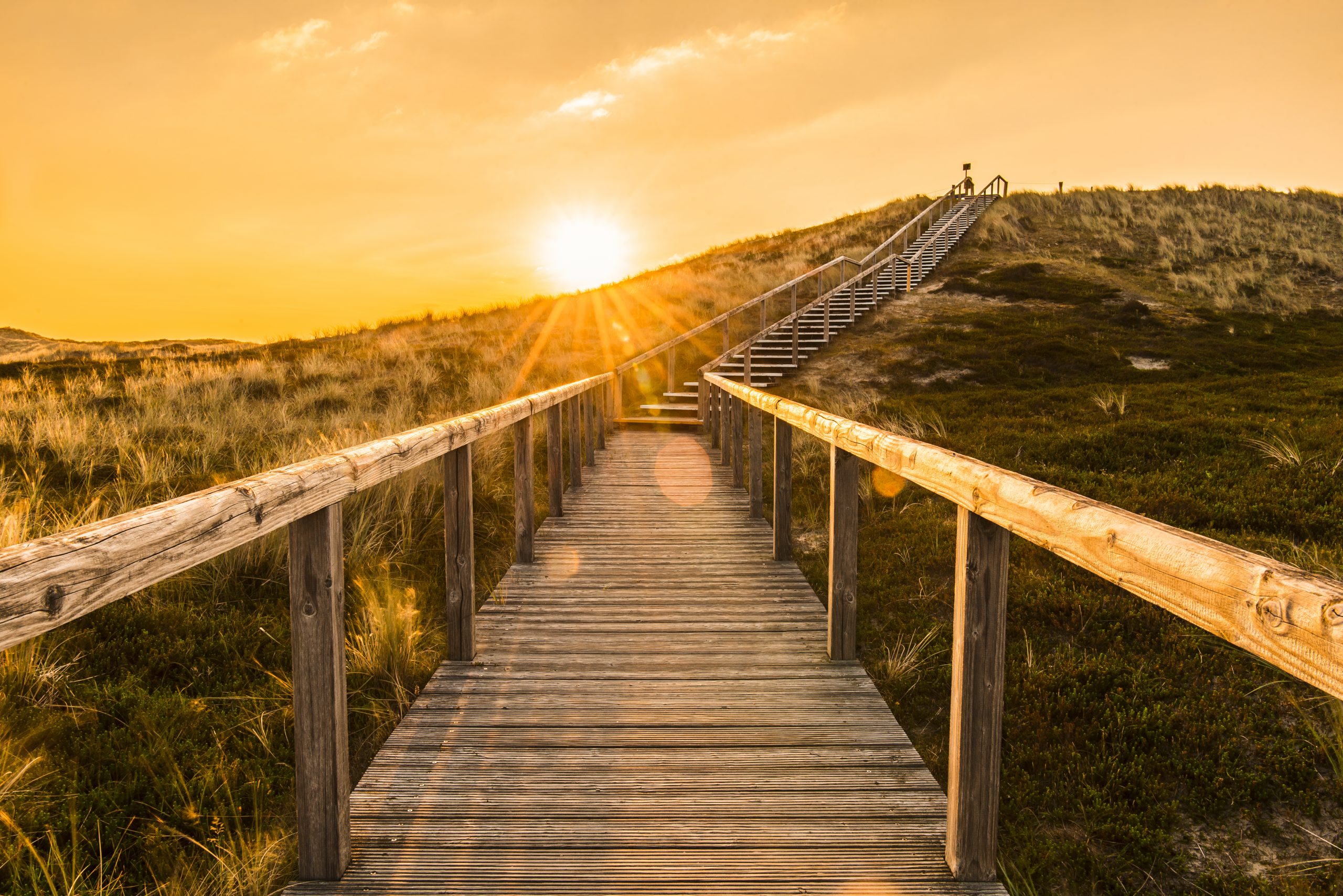 Reiki-Ausbildung. Das Bild zeigt einen Weg in Richtung Sonne am Strand in Sylt. Das Bild steht auf dieser Seite Symbolisch für den Weg zum Reiki-Meister in der Reiki-Ausbildung.