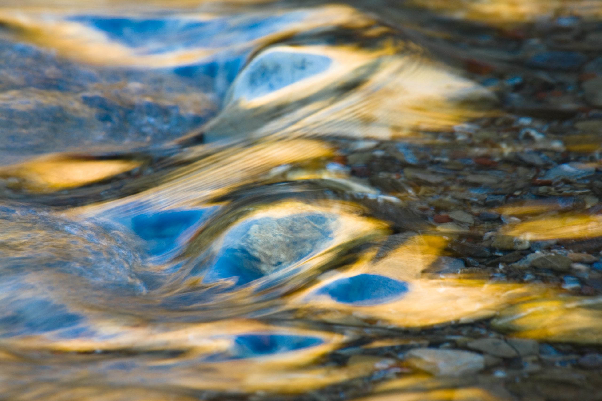 Aura Clearing- reinigende Wellen aus blauem und goldenem Licht als symbolische Darstellung für eine Reinigung und Klärung des körpereigenen Energiefeldes